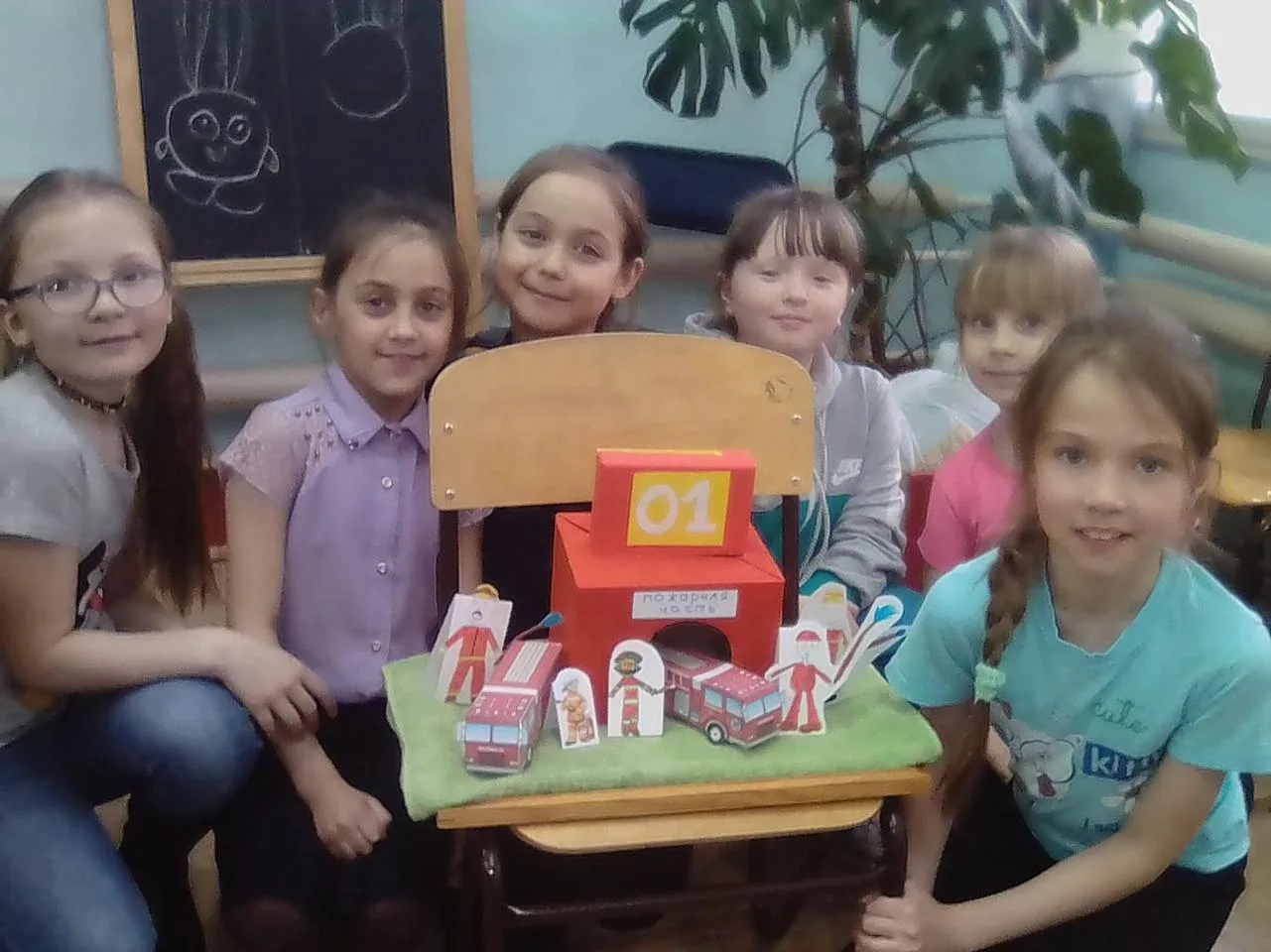 23.04.прошло ​занятие в студии "Рукоделкино" на тему пожарной безопасности. Учащиеся  изготовили макет пожарной станции и пожарных машин.