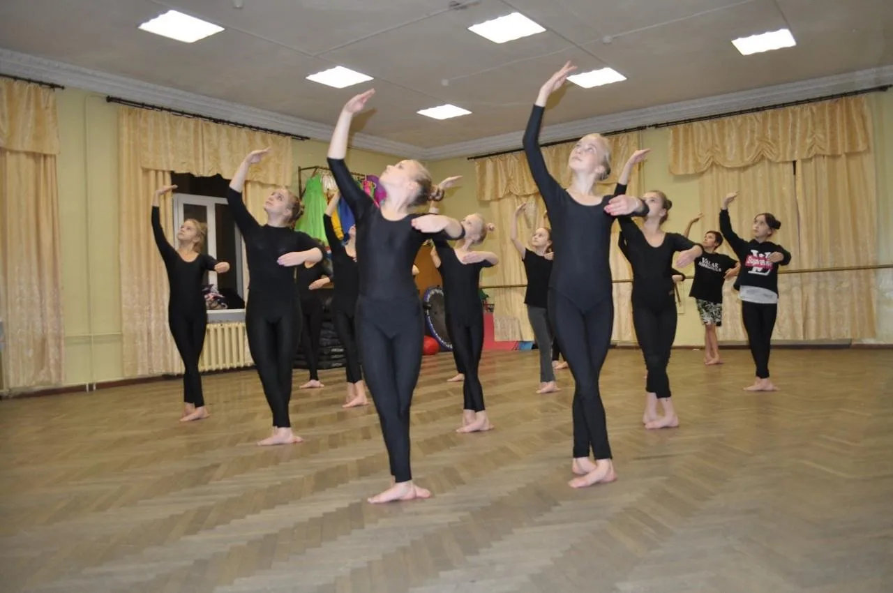 03.11.2020 г. ОТК "Сюрприз"  Тема занятия для старшей группы - "Элементы и движения классического танца". ​