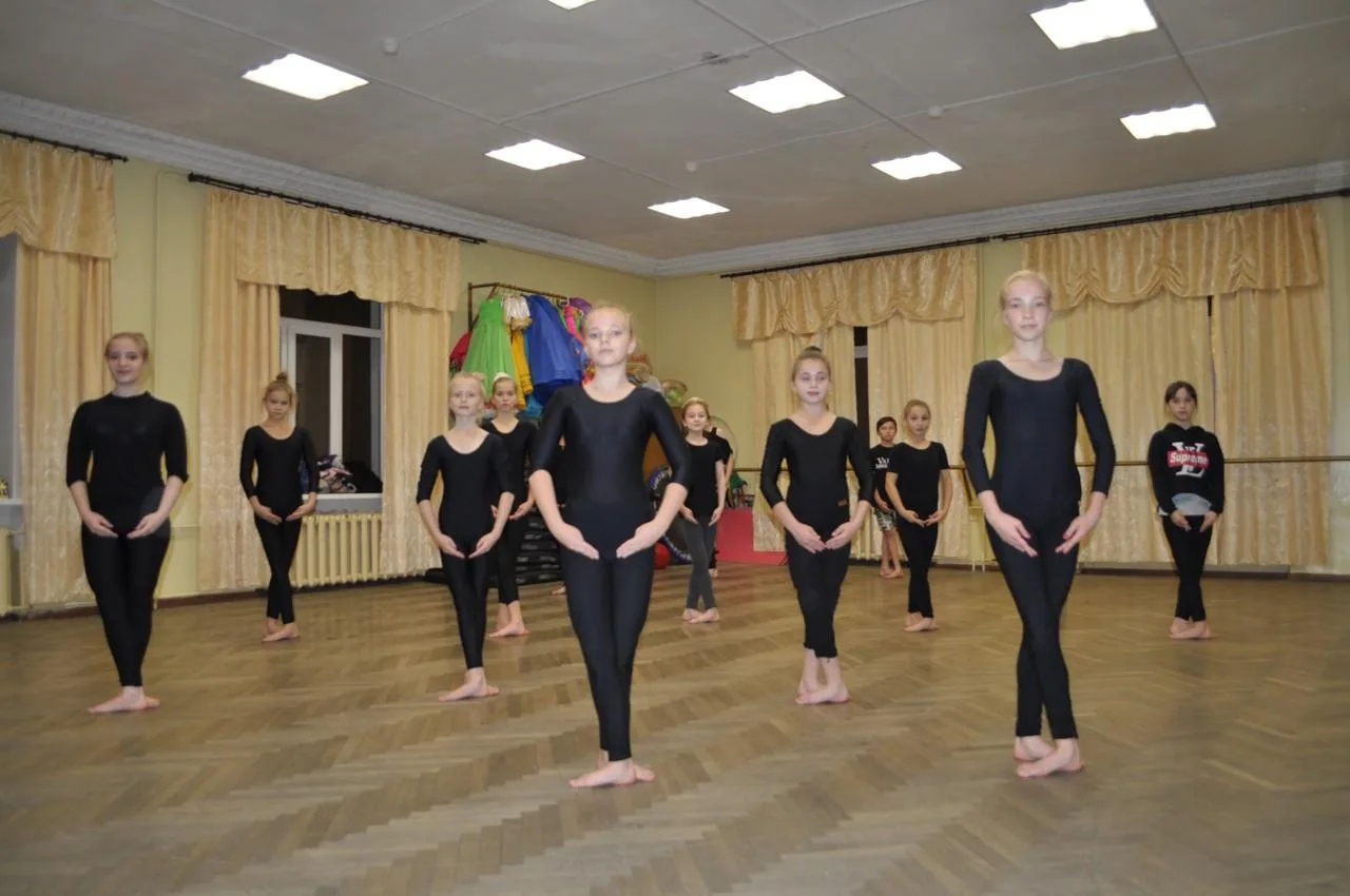 06.05.2020 г. Образцовый танцевальный коллектив "Сюрприз". Тема занятий для старшей группы  - "Элементы и движения классического экзерсиса" .