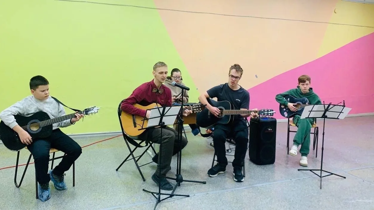 Концерт юных гитаристов в ДЮЦе подарил зрителям известные и любимые всеми песни группы "Земляне" и группы «Ласковый май»