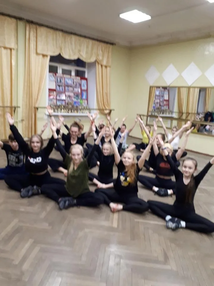 19.05.2020 г. Образцовый танцевальный коллектив "Сюрприз". Тема занятий для старшей группы  - "Партерная гимнастика" .