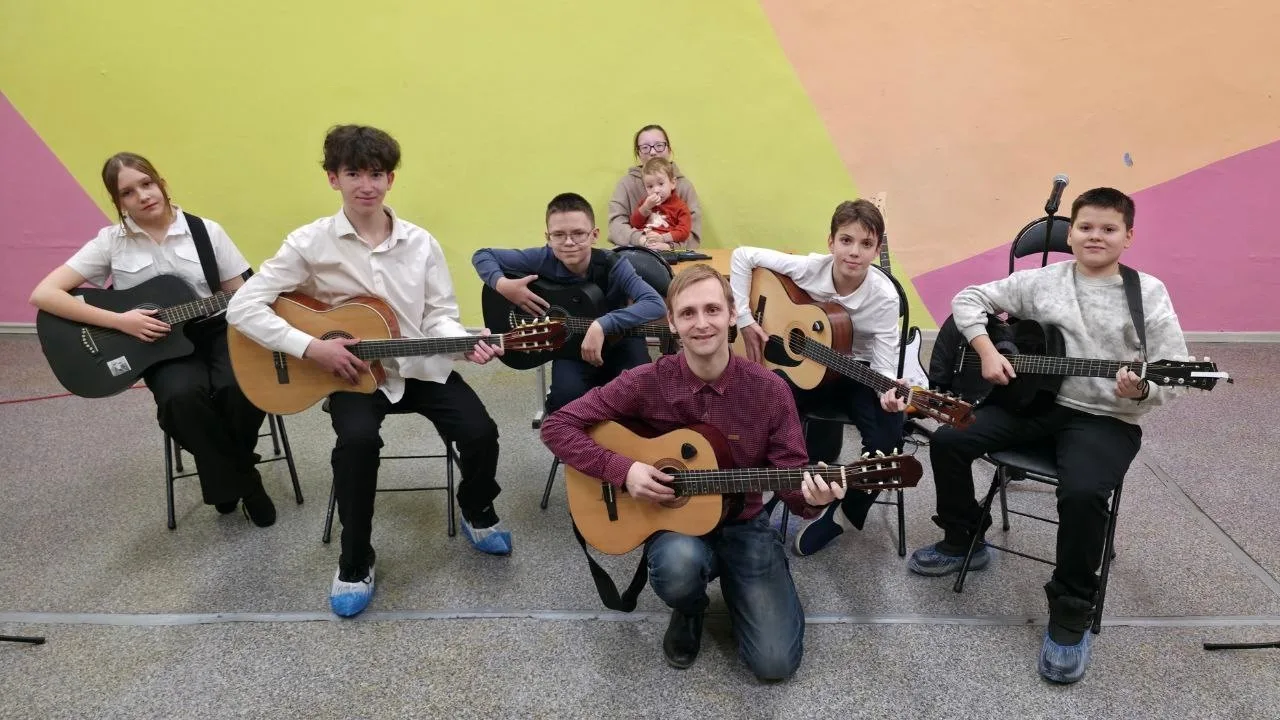 28 Ноября в «Детско-юношеском центре» состоялся концерт для мам. Юные артисты кружка «Обучение игре на гитаре», с руководителем Игорем Евгеньевичем Незнахиным сыграли известные и любимые всеми, песни Группы «Земляне».